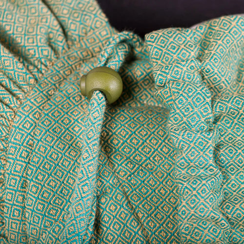 Girasol WrapMySol Lizard close-up panel and neck cinch— sage cotton diamond weave half buckle carrier detail
