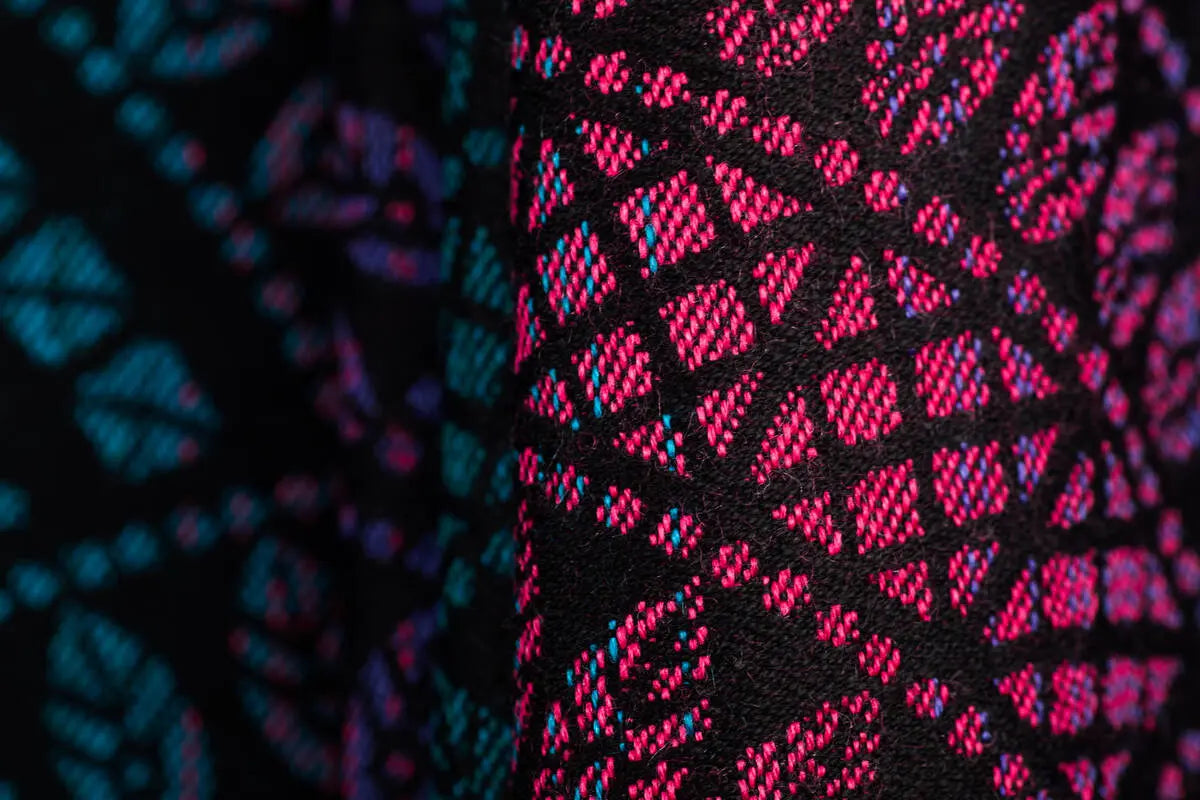 Baby Wrap, Jacquard Weave (60% cotton, 28% merino wool, 8% silk, 4% cashmere) - PEACOCK'S TAIL - BLACK OPAL - Woven Baby XS - 4   long_woven_wraps    #